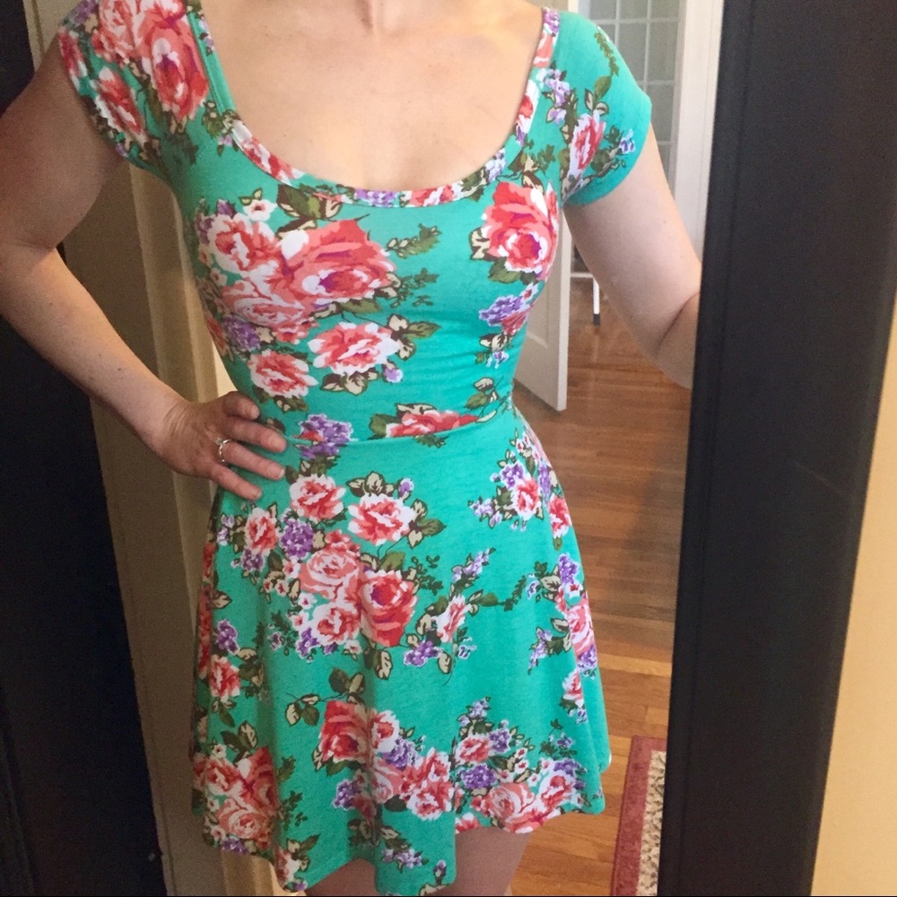 Fun and flirty turquoise floral mini dress, small